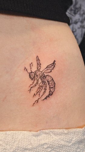 it’s giving high-fashion villain arc 🖤👁️ 
.
#auburn #opelika #fineline #tattooartists #sketchytattoo