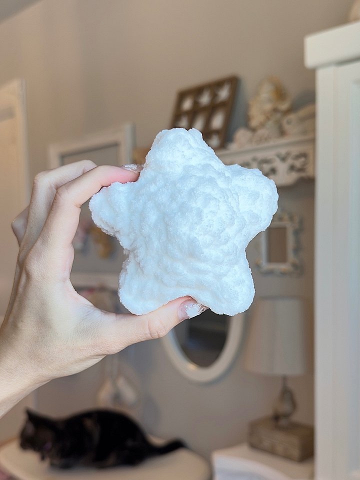 White fluffy plush star ✧ product image (1)