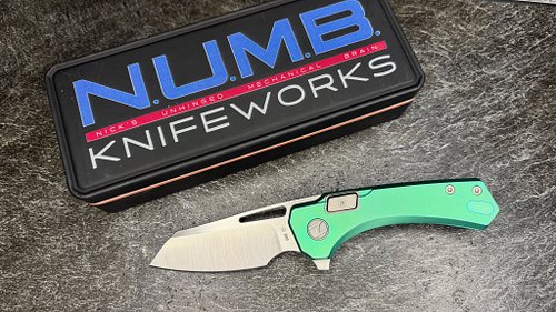 What a great pickup from @numb_knives this is the N5 Silhouette in aged emerald. 

M390 Steel hollow ground and beautiful. 

...