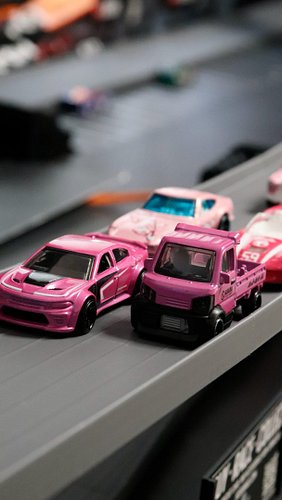 Trying something new for this one, which pink car is the fastest?

#hotwheels #hotwheelstrack #toys #pink #kids