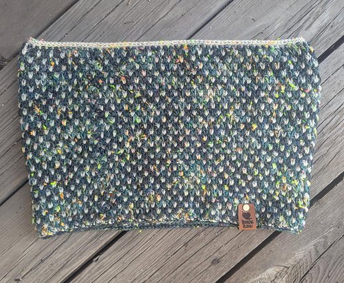 Finished my Dotty Cowl and I love how it turned out. The pattern is from @ravliki and I used @toiltrouble Confetti Sock in Ya...