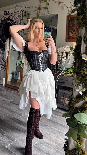 Less than 24 hours before a Scottish festival I decided to attend last minute, I naturally decided I needed an outfit. Becaus...