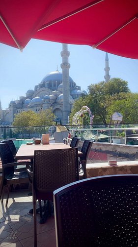 Lunch next to Süleymaniye Mosque today. Incredible day to stroll the streets of Istanbul.
