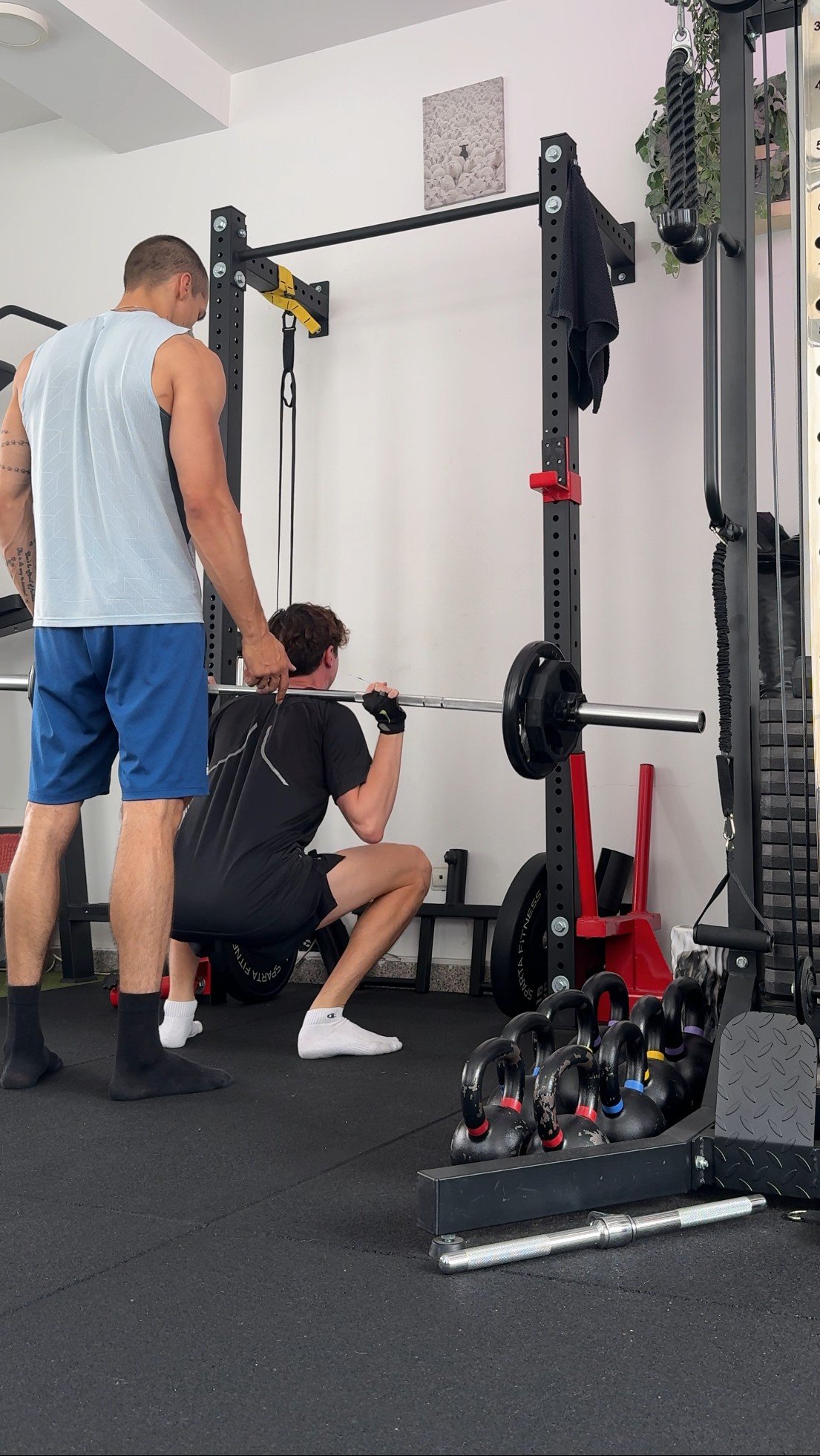 GOD PHYSIQUE CAPSULE, prostor sa neonskim znakom
