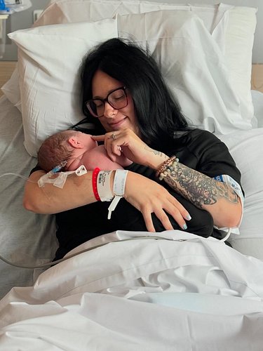 She’s a true queen you guys 😭😭 little baby Daemon is here and healthy! Just wanted to share this little update for now 💜