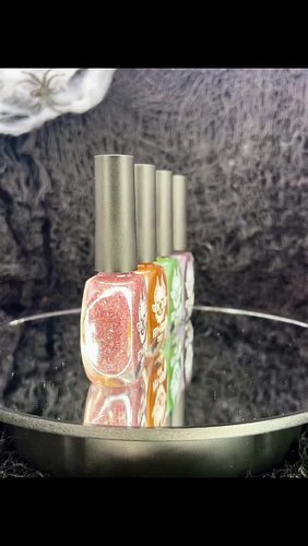 Happy October 1st, fiends! 🎃

HORROR QUEENS 🔪💀💅🏼 the new limited horror-themed nail polish set of 4 wicked colors is availabl...