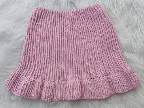 Comment SKIRT for a link to the pattern.

Twirl into sunny days with this adorable crochet summer skirt for girls! Vertical r...