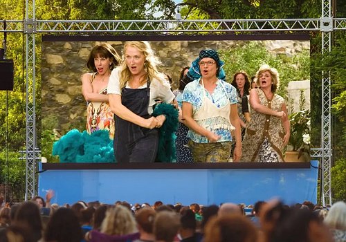 A cinema screen. In a field. At Chatsworth. 🎬

Adventure Cinema are setting up beside the Derwent for the weekend. Wicked sin...