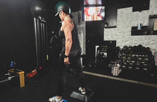 Offloading Gorilla Squats.

#Squats #personaltraining #kettlebell