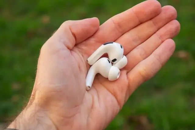 Fête des pères, préparation du Prime Day… Toutes les excuses sont bonnes pour faire baisser le prix des AirPods Pro 3. Les écouteurs d'Apple atteignent aujourd'hui un nouveau plus bas historique sur Amazon, affichés à 188,10 €. Besoin de gratter quelques euros supplémentaires ? JoyBuy se place juste en dessous avec un tarif à 182 €. Le produit est affiché à 187 €, mais un coupon de 5 € permet de faire baisser l'addition. À vous de voir. AirPods Pro 3 : le haut du panier Si vous hésitez encore, rappelons que les AirPods Pro 3 représentent ce qui se fait de mieux chez Apple en matière d'écouteurs. Au-delà des atouts classiques, comme l'intégration transparente à l’écosystème, la simplicité d’appairage et la géolocalisation précise, ils séduisent par une qualité sonore impressionnante et une réduction de bruit active très efficace. Ils vont même jusqu'à jouer les capteurs de fréquence cardiaque pour le suivi sportif. Comme nous le soulignions dans notre test complet, on ne peut que leur reprocher, à froid, un micro qui manque toujours de coffre et l’absence de batterie remplaçable, deux points noirs récurrents sur les produits audio de la Pomme. Test des AirPods Pro 3 : un vrai coup de cœur Pour profiter de l'offre Amazon, il est nécessaire d'être abonné Prime (6,99 €/mois sans engagement ou 69 €/an). Rappelons qu'un essai gratuit de 30 jours est disponible si vous souhaitez tester le service, qui inclut également Prime Video et Amazon Music Prime.