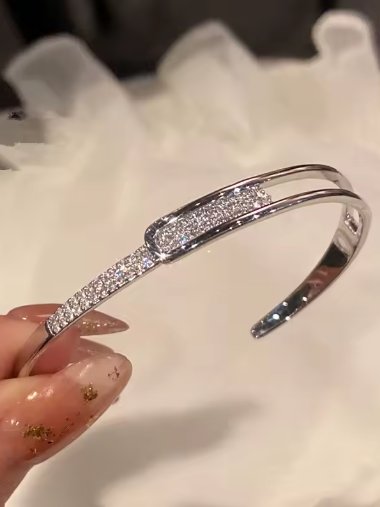 سوار "سحر الأناقة" المفتوح – بريق الزركون الأخاذ product image (1)