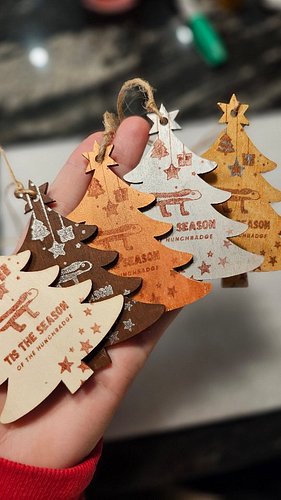 I LOVE crafts and when I can find excuses to do it for stream it's even better! Here's my 2024 baubles! MERRY CHRISTMAS!