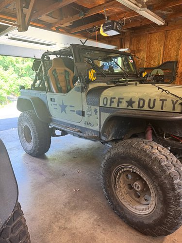 Off Duty has had  a lower rear end ever since I put the Waggy 44 under the front. Installed some @rockjock4x4 2” boomerangs i...