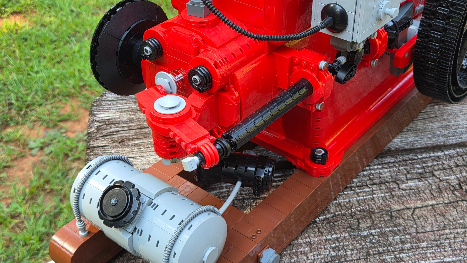 Red Flyer Vacuum-Powered Hit-&-Miss Engine MOC Instructions product image (2)