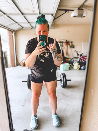 Hit a new deadlift PR! 130lbs baybeeee LFGGGGG! #deadlift #liftheavy #womenwholiftheavy #deadlifts
