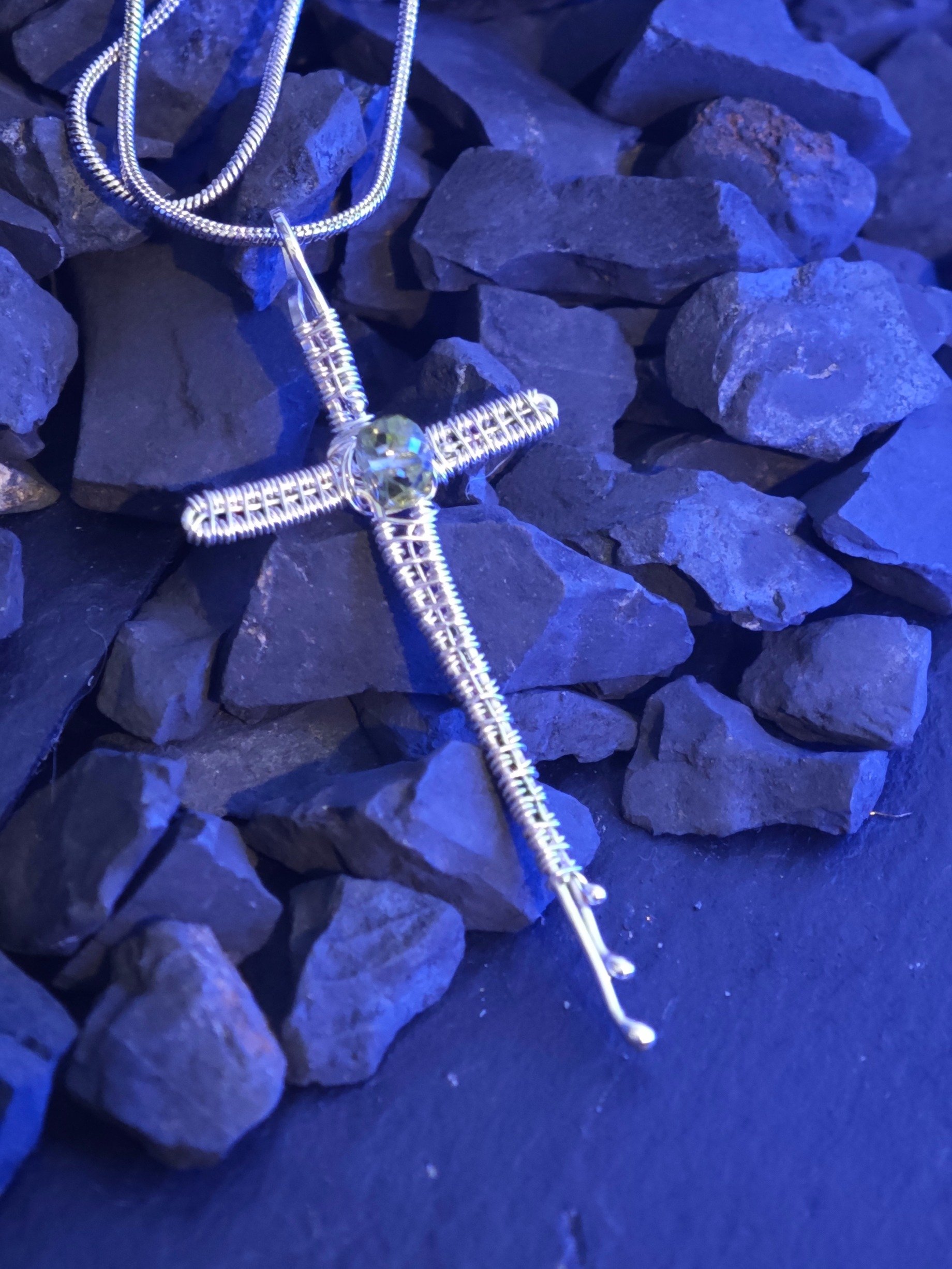 Weaved peridot cross product image (3)