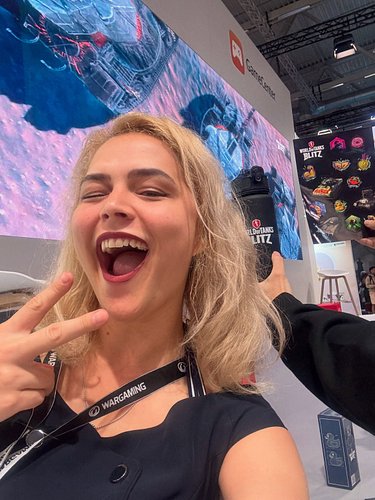 I mean, I honestly wish I had more than one pro picture but it is what it is. 
Thanks Gamescom 😂 now I need 6 years to recove...
