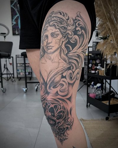 gOddEsS & oRnaMenTaL kNee

for @___samscott___ 🙏🏼 till next time 

#goddess #goddesstattoo #kneetattoo #ornamentaltattoo