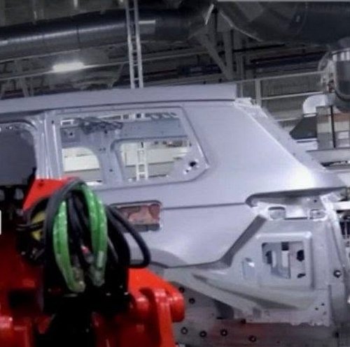 So……… we see some of the difference on the 2028 jeep grand Cherokee. The c pillar, and a few other things .first image is the...