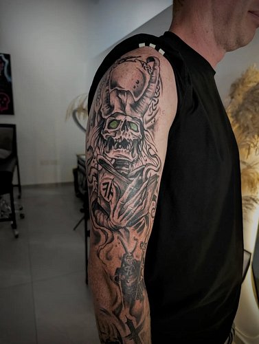 mEtAL bAnd tAtt

inspired by @amonamarth and added to @jefferz16 rock music sleeve... just a couple more sessions to go 🤘🏼🤍

...