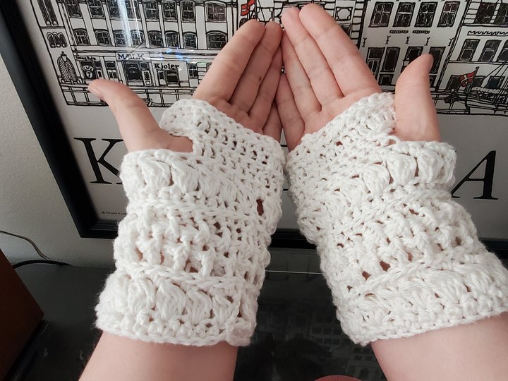 Magic Twist Fingerless Gloves **PDF Pattern** product image (1)