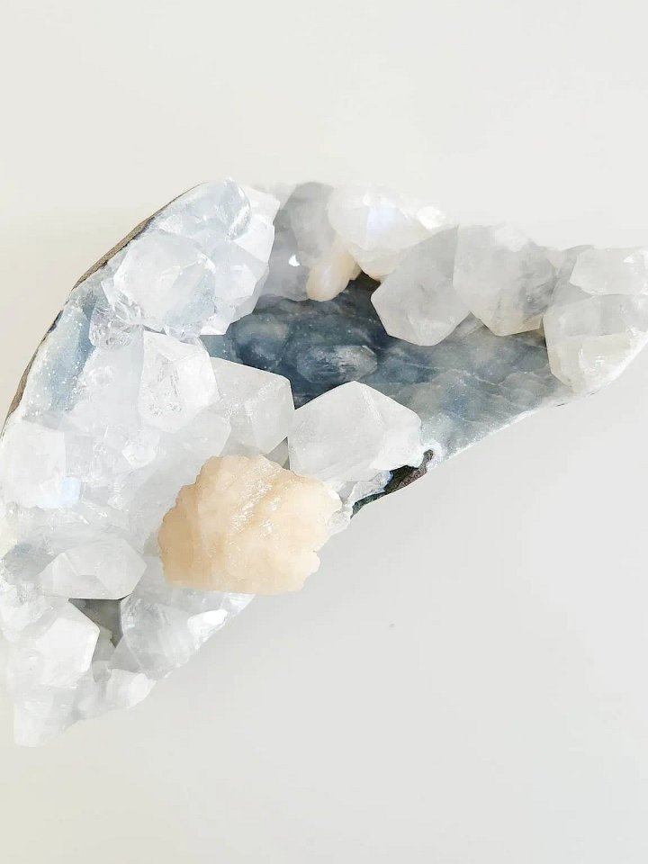 Blue chalcedony, apophyllite & stilbite crystal product image (1)