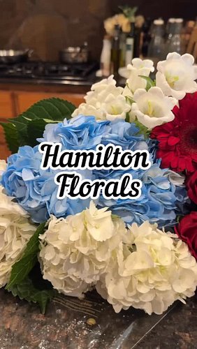 Style florals with me for my @hamiltonmusical party. ⭐️🌹🇺🇸 Red and white roses, blue and white hydrangea, carnations, red sun...