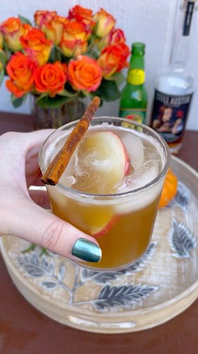 Recipe for 21+ 
🍎Apple Cider Bourbon Cocktail🍎
2 oz apple cider
2 oz bourbon
1/2 oz lemon juice
3 oz ginger beer
For garnish:...