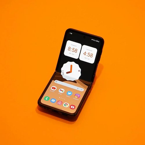 What do you think about android 12 on the Z FLIP 3? Does it enhance any functionality or is it all aesthetic???
.
.
.
#zflip3...