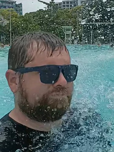 (1/2) Day 4 of the cruise, Cairns is very hot but we managed to cool off