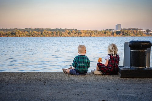 Dinner with a View. 🦆

While wandering along the waterfront in Old Town Alexandria, I spotted these two enjoying their dinner...