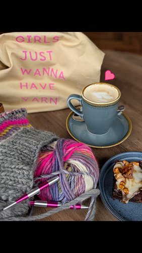 Lazy Sunday's and some fab chunky Laines du Nord wool what more could you ask for 🩷

#girlsjustwannahaveyarn #yarnaddict #lai...
