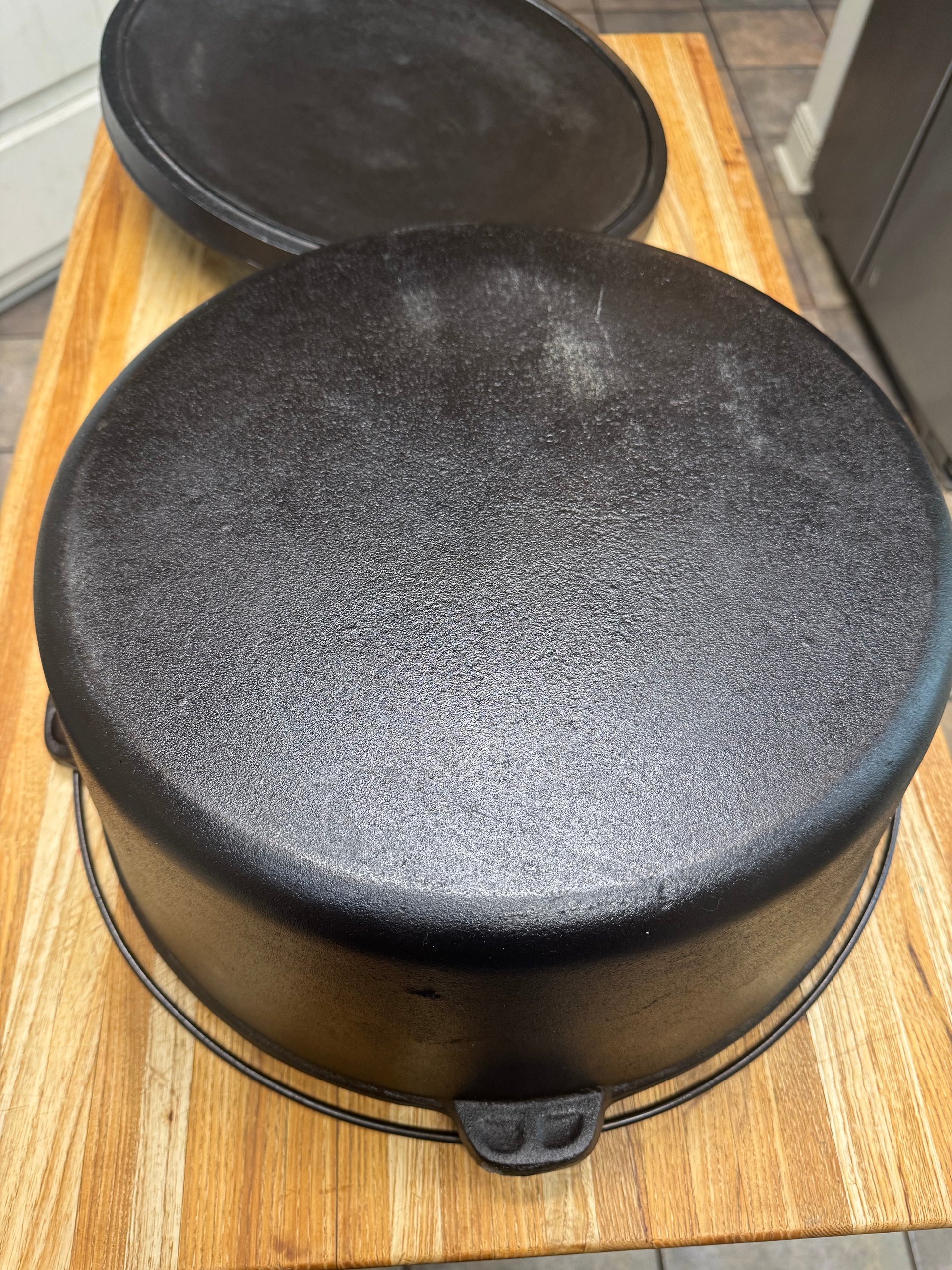 Bayou Classic 20 qt Dutch Oven (SOLD) product image (6)