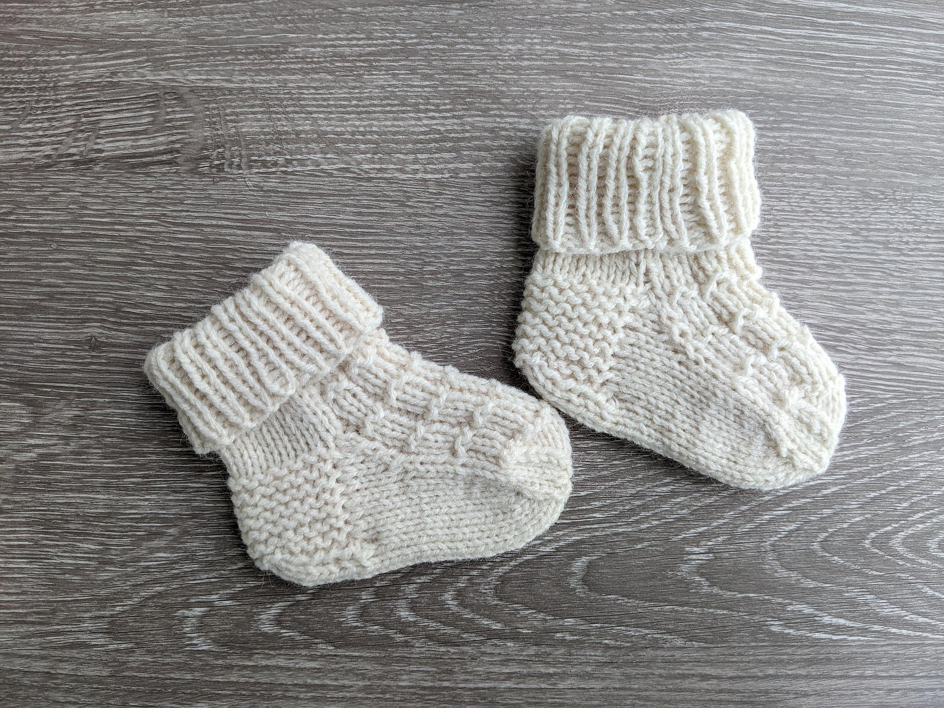 Easy Knit Newborn Baby Socks Pattern product image (5)