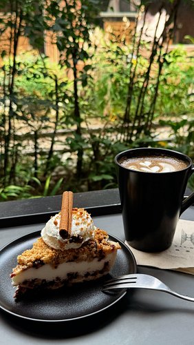 🚂Train station themed café with conveyor belt desserts!!! 🍰

📍Nakwon Station (on Naver)
166-32 Ikseon-dong Jongno-gu Seoul

#...