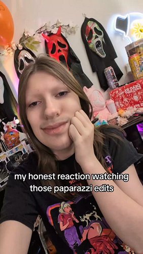 Makima doing the paparazzi trend 🙂‍↕️🖤 
•
#cosplayer #chainsawman #makimachainsawman #makima #cosplaytrend