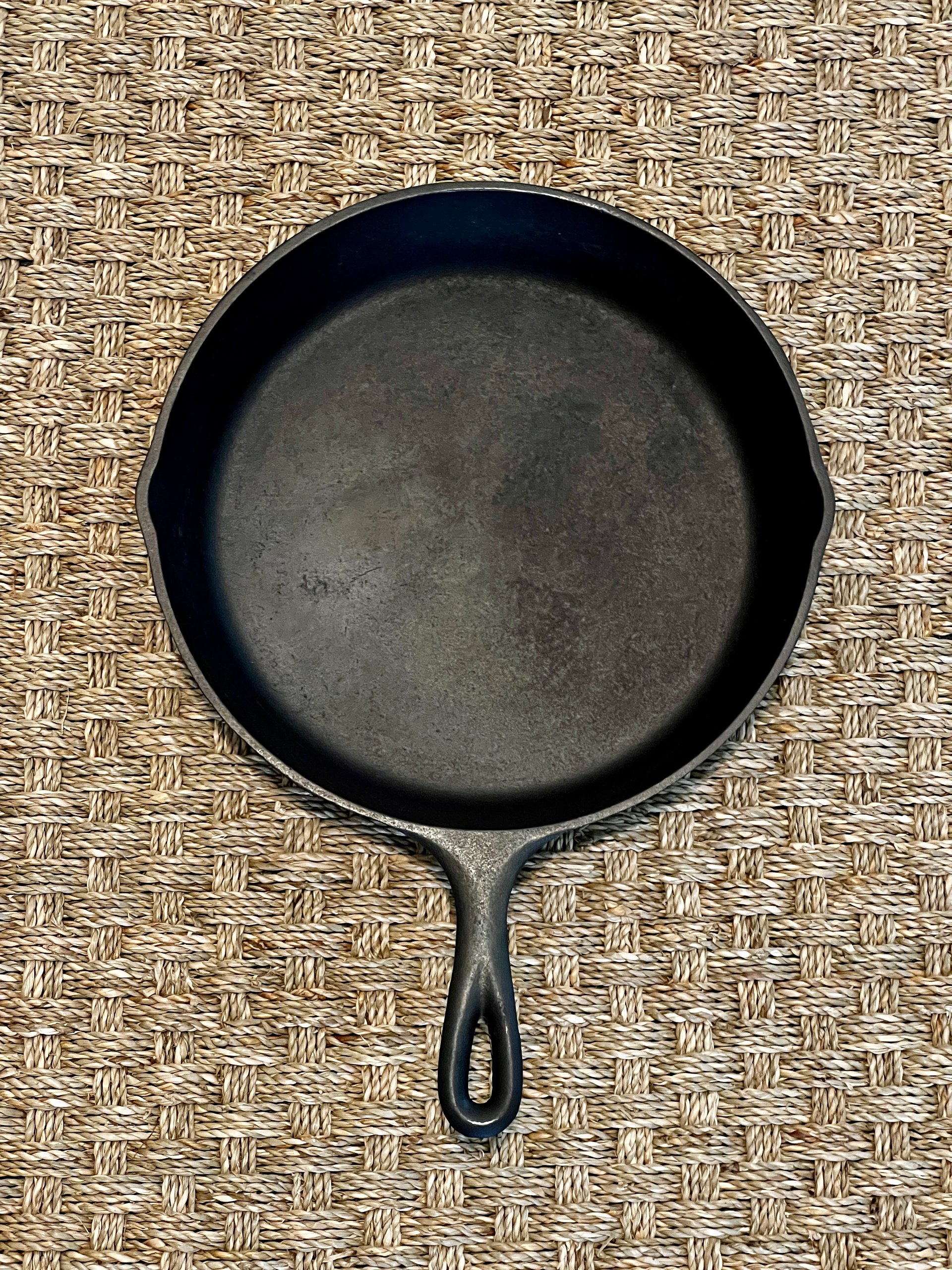 Vintage Lodge Large Egg Logo #8 Skillet product image (1)