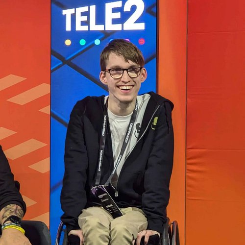 DREAMHACK DAY 2!

Another fun day at Dreamhack! Today was the day of the seminar with @tele2sverige and @prinsparetsstiftelse...