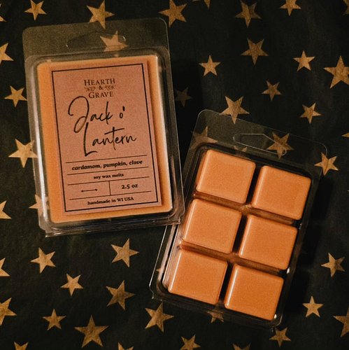 Jack o' Lantern is a bright, warm pumpkin flickering on the porch.
notes of pumpkin, clove, and cinnamon invite that Fall fee...