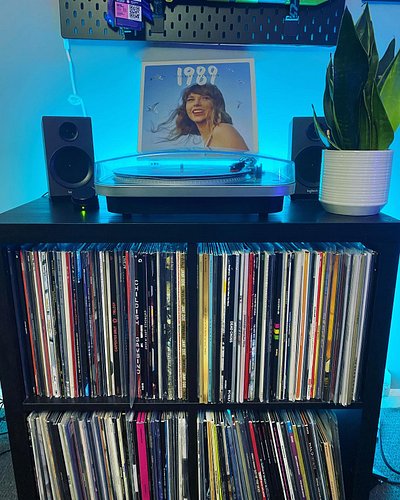 Did a little room reorganising and honestly I love it! #vinylcollection #recordcollection #1989 #taylorsversion